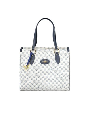 Weiße und marineblaue Handtasche mit sich wiederholendem Logo-Muster, marineblaue Henkel, goldene Ringe und ein blaues Lederetikett mit einem goldenen Pferdecharme.