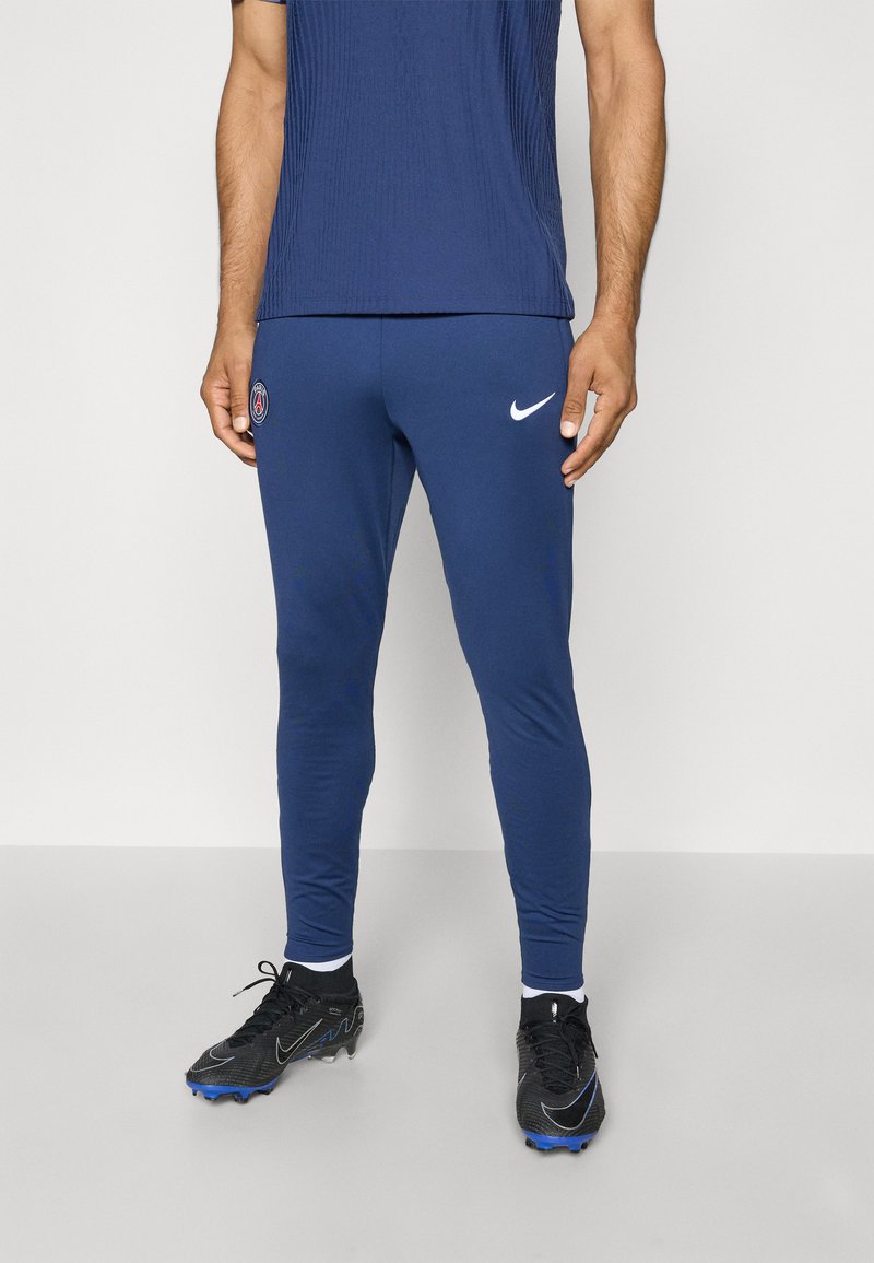Mornarske športne hlače s slim fit krojem, z belim Nike logotipom in emblemom Paris Saint-Germain. Narejene iz elastičnega materiala za enostavno gibanje.