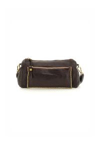 Borsa a mano in pelle marrone con forma rettangolare, dotata di una tasca con zip sul fronte e borchie color oro lungo il bordo. Texture liscia e hardware dorato.