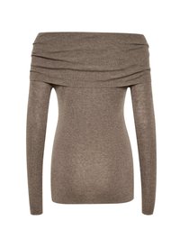Rjava dolga majica z off-the-shoulder krojem in drapirano ovratnikom, izdelana iz mehkega in raztegljivega pletenega materiala. Gladka tekstura, prilegajoča oblika.