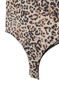 Leopardprint-Bodysuit mit beigem Hintergrund und schwarzen Punkten, aus weichem Stoff und mit Druckknöpfen im unteren Bereich für eine praktische Handhabung.