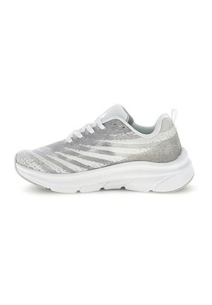 Sneaker sportiva grigio chiaro e bianca con tomaia in mesh, lacci bianchi e suola bianca spessa, mostrata di profilo su sfondo bianco.