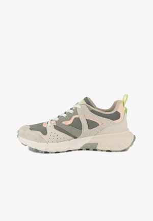 Chaussure de sport gris clair et verte avec un design texturé, composée d'un mélange de daim et de mesh, accentuée par des détails roses et une semelle robuste.