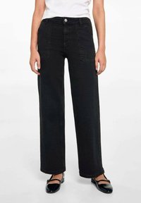Pantaloni in denim neri a gamba larga con vita alta, due tasche anteriori e chiusura con bottone. Tessuto liscio e vestibilità rilassata per il massimo comfort.