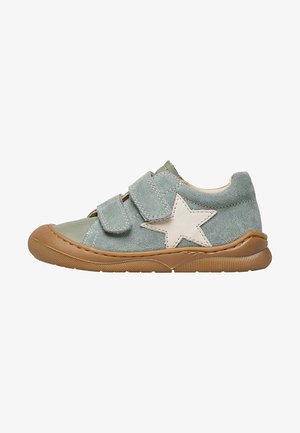 Scarpa per bambini in suede verde con una stella bianca, doppio strap in Velcro e un suola in gomma marrone con dettagli testurizzati.