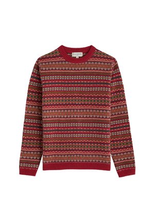 Červený sveter s okrúhlym výstrihom, ktorý má geometrický vzor v zelených, hnedých a krémových farbách. Rebrované manžety a spodný lem, pletená textura po celom obvode.