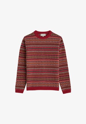 Červený sveter s okrúhlym výstrihom, ktorý má geometrický vzor v zelených, hnedých a krémových farbách. Rebrované manžety a spodný lem, pletená textura po celom obvode.