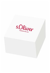 Weißer Karton mit einem Deckel, auf der Vorderseite mit dem roten Text "s.Oliver FASHION FOR LIFE". Glatte Oberfläche, sauberes Design und eckige Kanten.