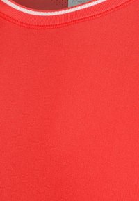 Camisa roja con una textura suave y cuello redondo. Presenta un acento de rayas blancas a lo largo del cuello. Está hecha de un material elástico.
