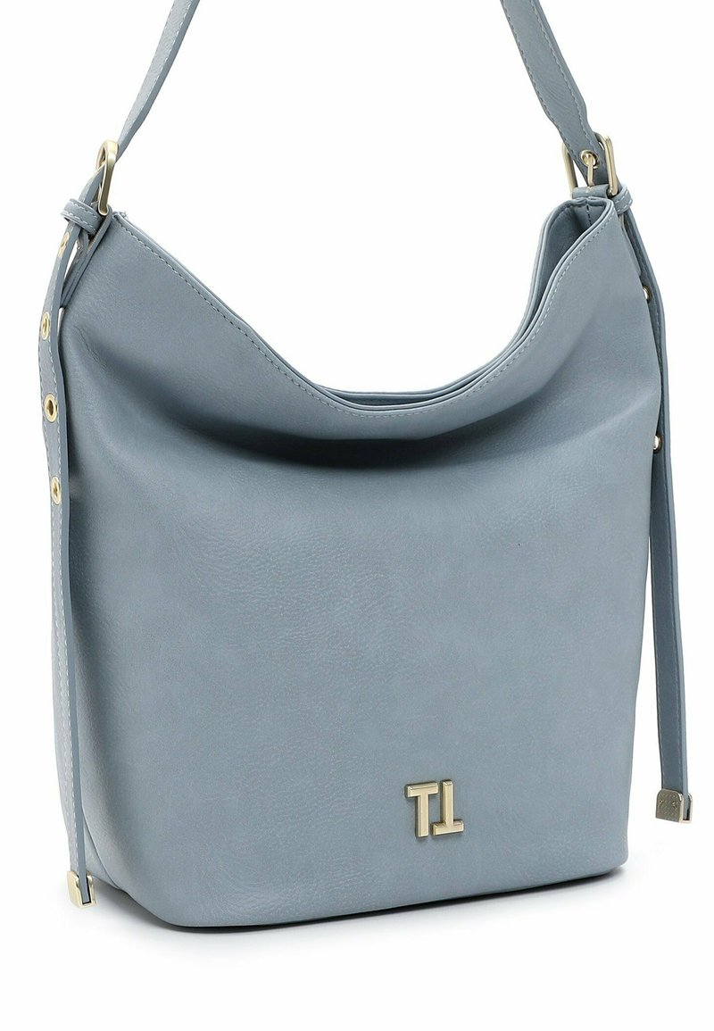 Sac à épaule en cuir bleu clair avec un design décontracté, quincaillerie dorée et logo en relief à l'avant. Il est doté d'une bandoulière détachable pour plus de polyvalence.