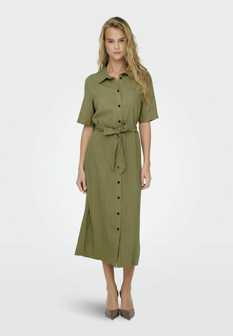 Khaki midi kleit lühikeste varrukatega, eesnupudega kinnitamine, seotud vöökoht, üks rinnatasku, küljetuuleaugud, valmistatud tekstuursest kangast.