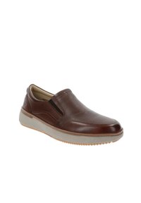 Zapato marrón de cuero tipo slip-on con diseño perforado, paneles laterales elásticos y suela de goma de color claro. Cuenta con una puntera redondeada y acentos texturizados.