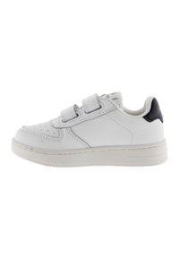 Sneakers bianchi con superficie testurizzata, dotati di fasce in velcro, suola in gomma e un accento blu navy sul tallone.