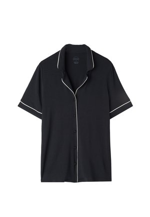 Zwart kortemouwen shirt met een kraag, voorzien van witte piping langs de kraag en mouwen, en een knoopsluiting aan de voorkant. Zachte stoftextuur.