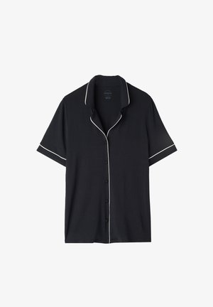 Zwart kortemouwen shirt met een kraag, voorzien van witte piping langs de kraag en mouwen, en een knoopsluiting aan de voorkant. Zachte stoftextuur.