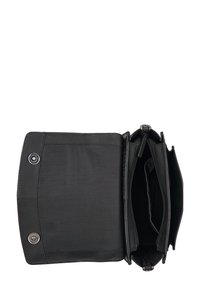 Portafoglio in pelle nera con una superficie liscia, dotato di più scomparti, una tasca con zip e chiusure a scatto. L'interno ha un design elegante.