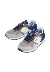 Deux sneakers présentant un mélange de gris clair, de bleu marine et de marron, avec des matériaux en daim et en mesh, un bout rond et des semelles texturées.