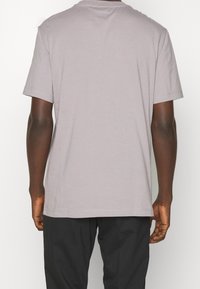 Lys grå kortærmet t-shirt med rund hals og lige snit, lavet af blødt bomuldsstof. Ingen grafik eller bemærkelsesværdige detaljer.