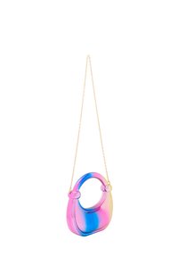 Pastel gradient håndtaske med glat plastmateriale. Den har et rundt håndtag og en guldkæde-strop til at bære.