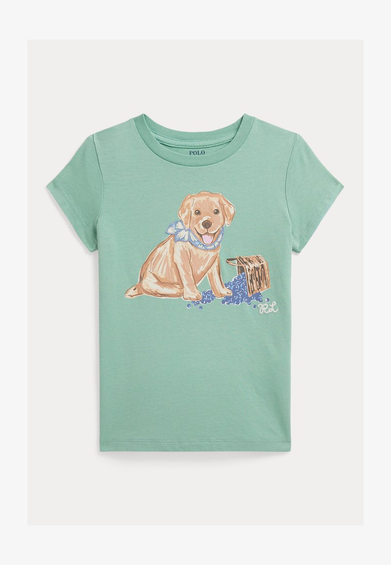 Lysegrøn bomulds-t-shirt med et trykt billede af en gul labrador-hvalp med en blå sløjfe, der sidder ved siden af en kurv med blåbær.
