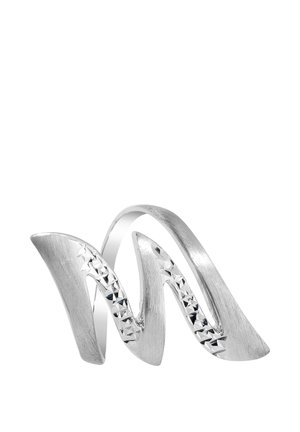 Silberner Ring in Form eines stilisierten Buchstabens "M" mit strukturierten und polierten Sternmustern entlang der mittleren Kurven.