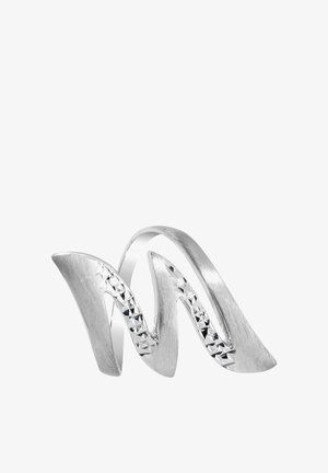 Bague en argent en forme de lettre « M » stylisée avec des motifs d'étoiles texturées et polies le long des courbes centrales.