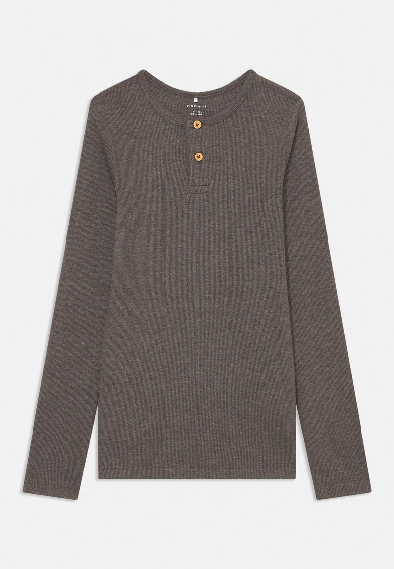 Pikad varrukad, ribakujuline hall särk, millel on ümar kaelus ja kolm nööpi puidust nööpide vahel. Pehme tekstuur, vabam sobivus.