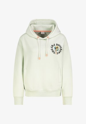 Helle grüne Kapuzenjacke aus weichem Stoff, die mit einem grafischen Druck mit den Worten "DU BIST ANDERS" sowie einem Kordelzug mit orangen Spitzen versehen ist.