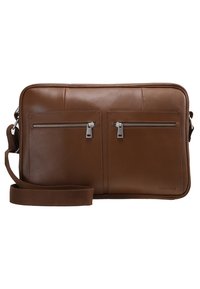 Brązowa skórzana torebka na ramię z dwoma przednimi kieszeniami na zamek błyskawiczny oraz regulowanym materiałowym paskiem na ramię.