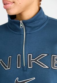 Nike Sportswear LOGO - Ikdienas džemperis - armory navy/photon dust/(black)