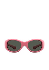 Occhiali da sole rosa con lenti scure. Design della montatura arrotondata, texture morbida e astine sottili scure. Logo Polaroid sulla lente.