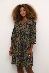 Jūras kara flotes kleita ar V veida kakla izgriezumu un trīs ceturtdaļu piedurknēm, kuru rotā zeltaini ziedu un ģeometriski raksti, izgatavota no viegla, tekstūrēta auduma.