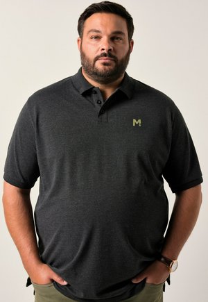 Dunkelgraues Poloshirt mit Kragen, drei Knöpfen und einem kleinen grünen Logo. Weicher Stoff und lockere Passform, mit kurzen Ärmeln und geradem Saum.