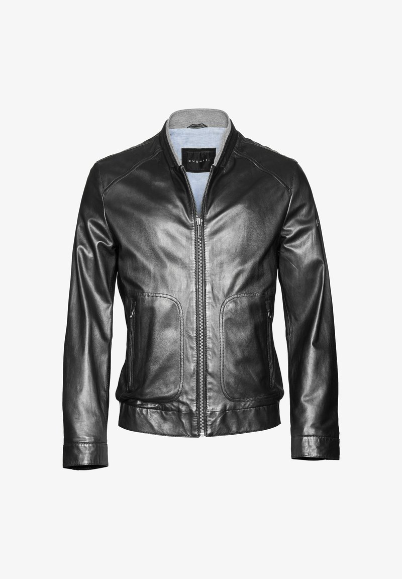 Zwarte leren jack met een ritssluiting aan de voorkant, ronde kraag en twee voorzakken. Glad textuur, aansluitend ontwerp en minimale stikseldetails.