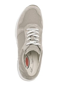 Lichtgrijze sneaker met een mesh bovenwerk, zachte suède accenten, witte veters en een gevoerde binnenzool met een subtiel ontwerp patroon.