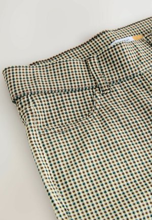 Pantaloni cu carouri în bej, verde și maro, având un material texturat, tiv cusut și o talie standard cu un mic buzunar posterior.