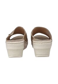 Sandali beige con tomaia in pelle strutturata e tacco in bianco modellato. Design con apertura sul retro, cinturino alla caviglia e dettagli di cucitura sottili.