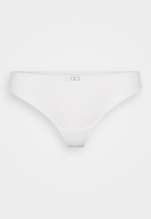 Witte kant thong met een bloemenpatroon en gegolfde randen. Beschikt over een kleine zilveren accent aan de voorkant, wat een delicate uitstraling biedt.