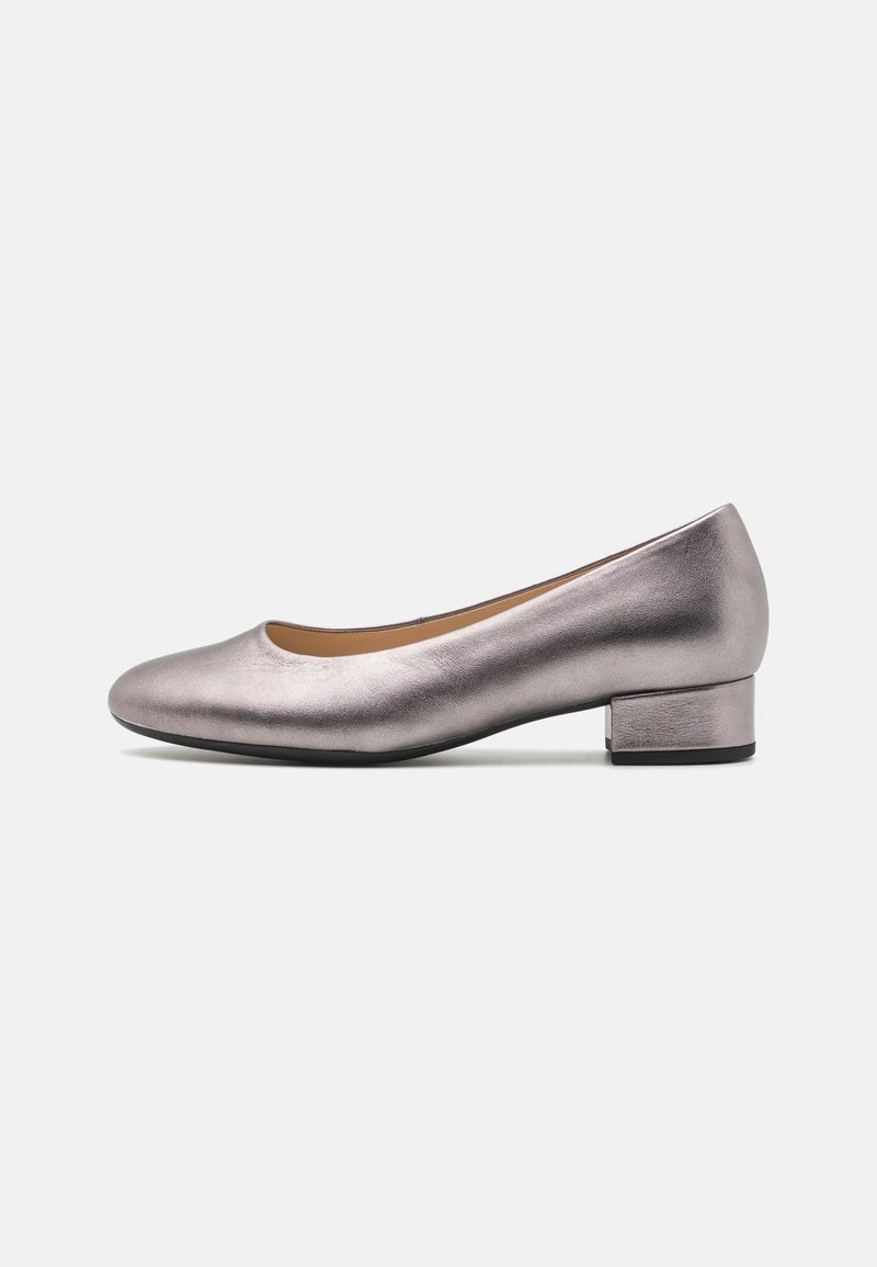 Ballet flat argent métallique avec un bout arrondi, un petit talon carré, une texture lisse et un design simple. Semelle extérieure noire.