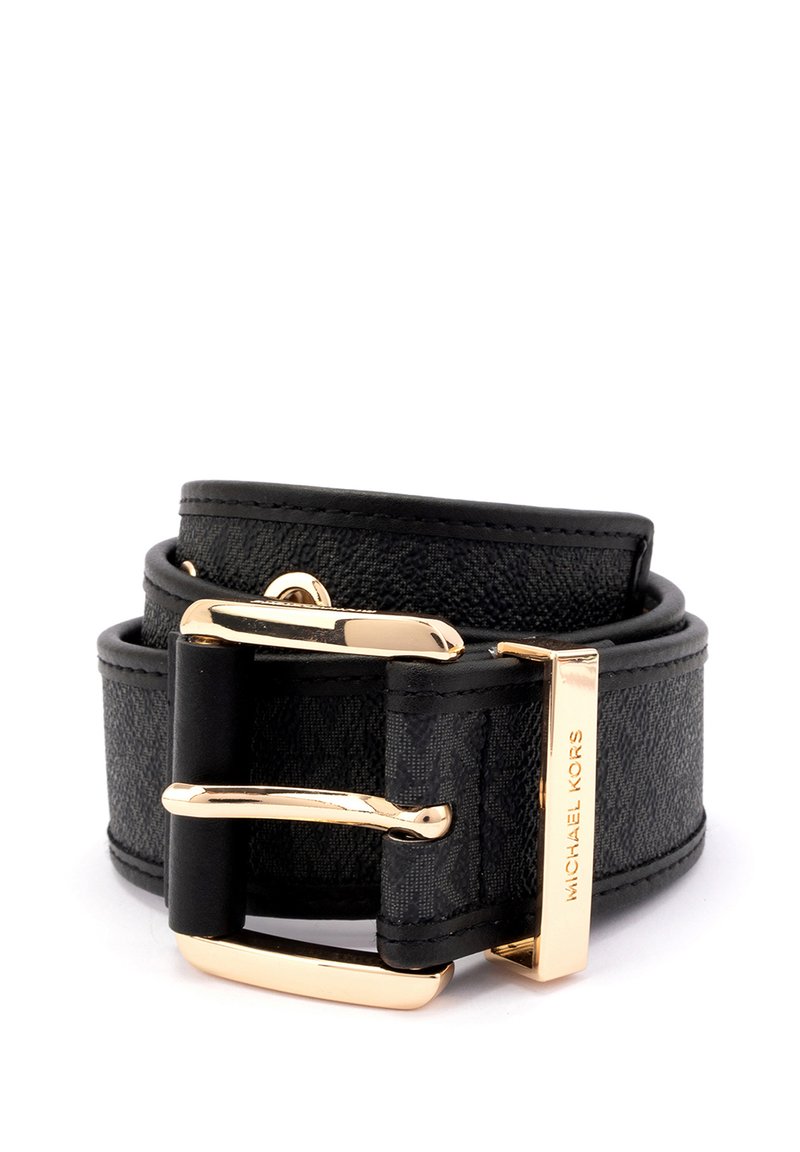 Mustapanta, jossa on teksturoitu materiaali, kultasävyinen solki ja tarvikkeet. Brändin nimi "Michael Kors" on kaiverrettu solkeen.