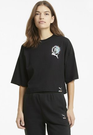 Sort cropped t-shirt lavet af bomuld, med et grafisk logo på brystet og et Puma-logo ved kanten. Løs pasform og korte ærmer.