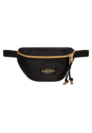 Sort Eastpak bæltetaske med guldlås og logopatch, med dobbelte lynlås træk med sorte snore og guldspidser.