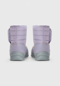 Botas moradas impermeables con textura acolchada, diseño de altura media, talón reforzado y suela de goma gris.