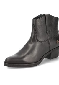 Zwarte leren enkelboot met een puntige neus, subtiele stiksels en een kleine blokhak. Inclusief een decoratief embleem bij de hak.