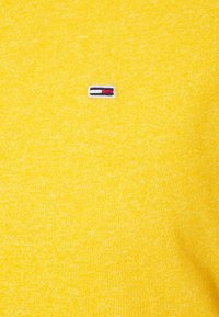 Tommy Jeans SLIM JASPE CREW NECK - T-shirt básica - pollen