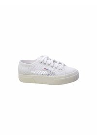 Sneaker bianca bassa in tessuto a rete, con lacci, suola in gomma e logo Superga sul lato.