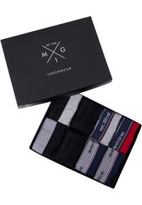 Coffret cadeau noir avec "MG" et "SOUS-VÊTEMENTS." À l'intérieur, neuf paires de chaussettes en coton noires, grises, bleu marine et rouges avec des designs de ceinture variés.