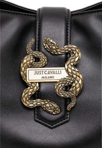 Borsa a tracolla nera in pelle con un prominente motivo di serpente dorato e una placca incisa con la scritta "JUST CAVALLI MILANO" sul fronte.