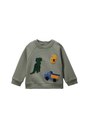 Sweatshirt vert avec des poignets et un ourlet côtelés. Présente des appliqués de dinosaure, de camion et d'autres designs en bleu, jaune et vert. Texture douce.