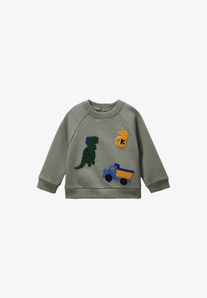 Sweatshirt vert avec des poignets et un ourlet côtelés. Présente des appliqués de dinosaure, de camion et d'autres designs en bleu, jaune et vert. Texture douce.